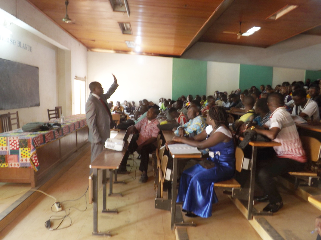 Doyen de la FLSH devant les étudiants